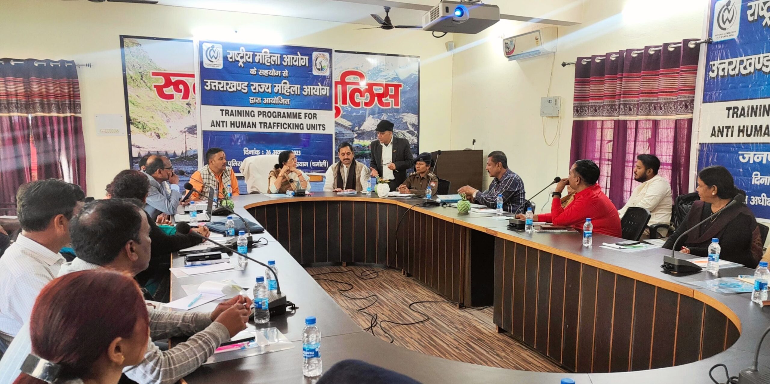 महिला आयोग ने पहाड़ी क्षेत्रों में मानव तस्करी को रोकने के लिए जिला स्तरीय विभागीय अधिकारियों व जनप्रतिनिधियों को दिया प्रशिक्षण