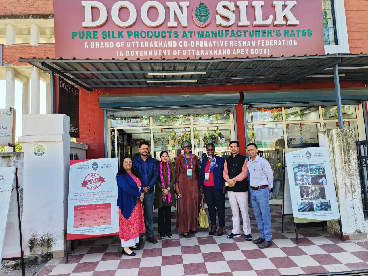देहरादून रेशम फेडरेशन द्वारा निर्मित रेशम उत्पादों की खरीदारी करने पहुंची संयुक्त राष्ट्र की प्रतिनिधि एवं निर्देशक सैक्ट्रीएट यूनाईटेड नेशन फोरम ऑन फारेस्ट (यू0एन0एफ0एफ0) डाक्टर ज्यूलियट बाओ