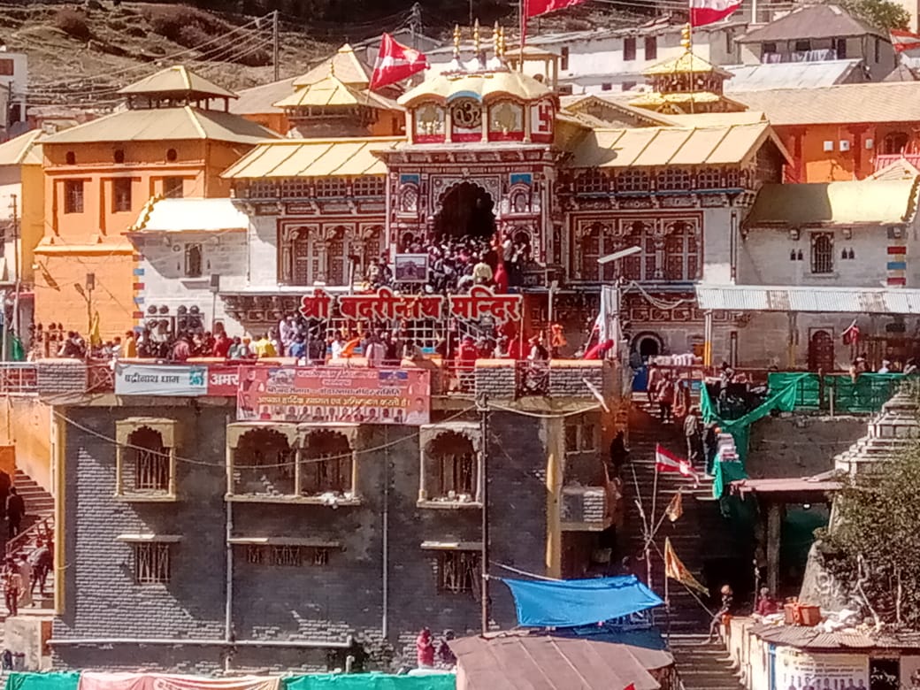 भगवान श्री बदरीनाथ नाम पट्टिका स्थापित कर  प्रफुल्लित हुए कैलाश कुमार सुथार