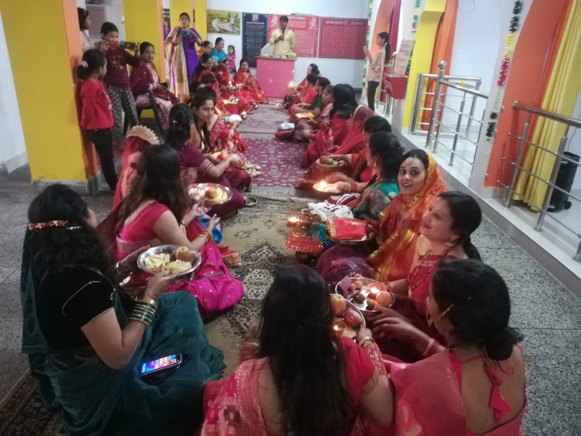 धूम धाम से मनाया गया करवाचौथ का त्योहार