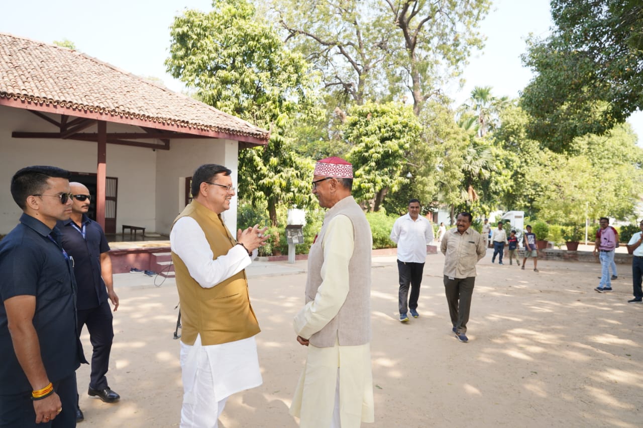 मुख्यमंत्री धामी अहमदाबाद में पहुँचे गांधी आश्रम, चलाया चरखा, राष्ट्रपिता को किया याद