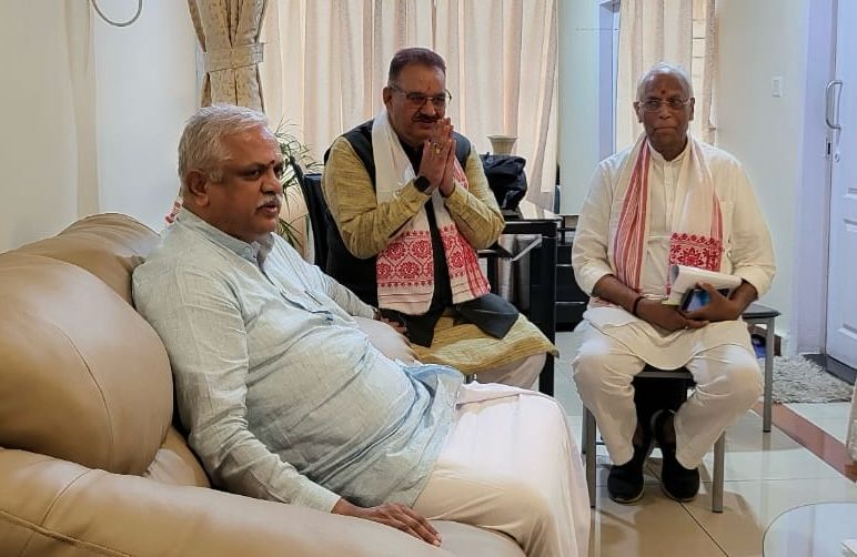 गुवाहाटी एयरपोर्ट में भाजपा के राष्ट्रीय महामंत्री संगठन बीएल संतोष और असम एवं त्रिपुरा के संगठन मंत्री रवींद्र राजू से भेंट करते मंत्री गणेश जोशी