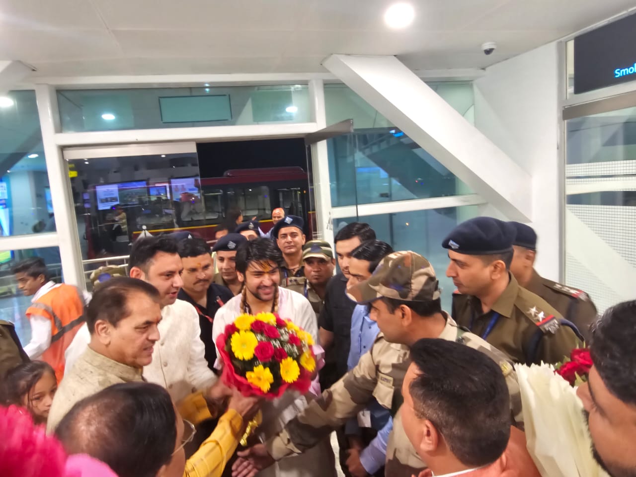 क्षेत्रीय विधायक व कैबिनेट मंत्री डॉ प्रेमचंद अग्रवाल ने जौलीग्रांट एयरपोर्ट पर पुष्पगुच्छ व माता की चुनरी ओढ़ाकर बागेश्वर धाम के पुजारी आचार्य धीरेंद्र कृष्ण शास्त्री का स्वागत किया