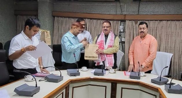गुवाहाटी में असम राज्य कृषि विपणन बोर्ड के अधिकारियों के साथ बैठक करते मंत्री गणेश जोशी