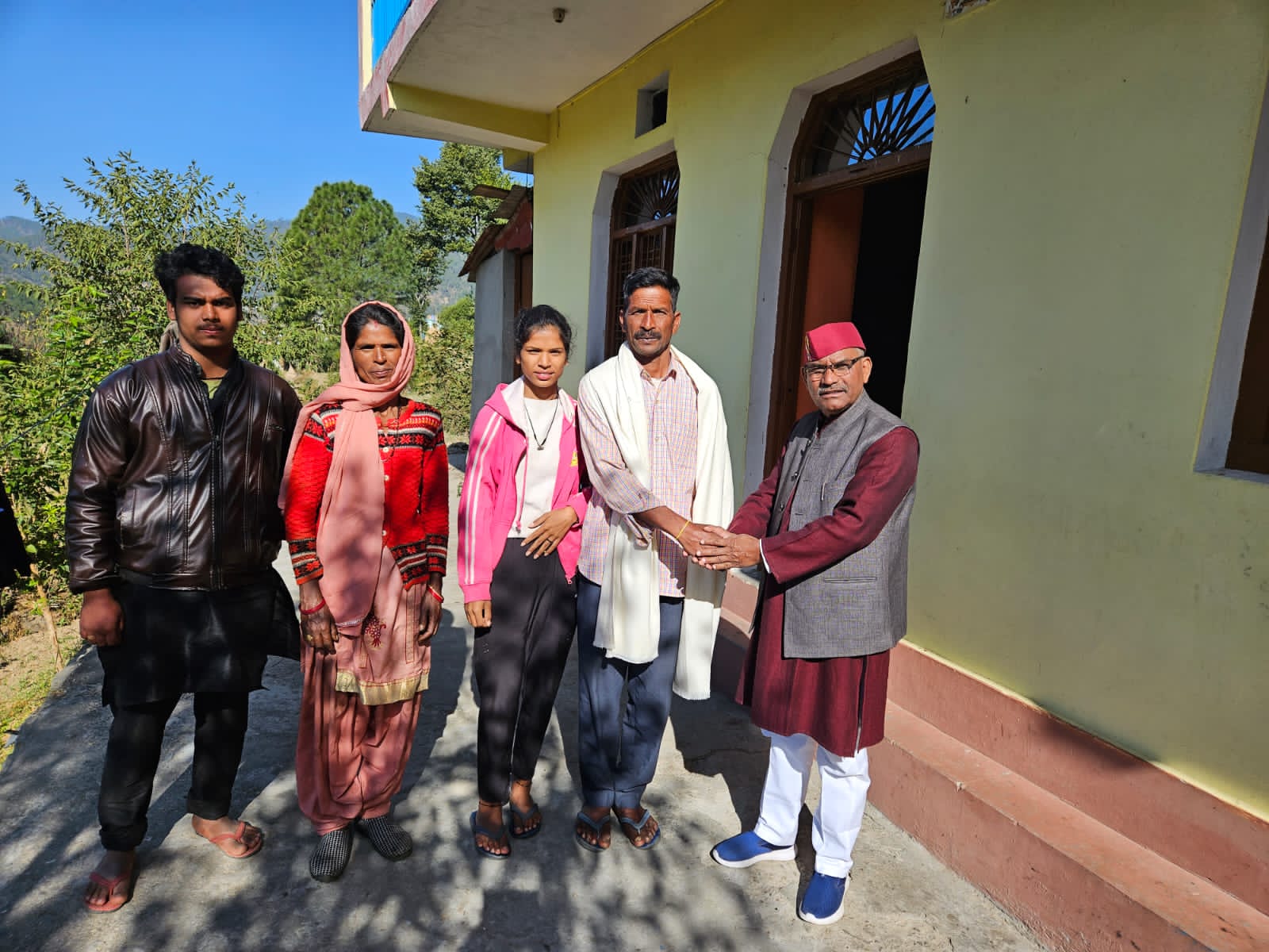 गोल्ड मेडल विजेता अंकित के पिता को यूसीएफ के अध्यक्ष द्वारा किया गया सम्मानित