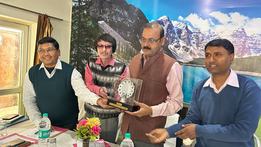 पौड़ी जनपद के श्रीनगर में रजिस्ट्रार कोऑपरेटिव ने समितियां और जिला सहकारी बैंकों का किया निरीक्षण 