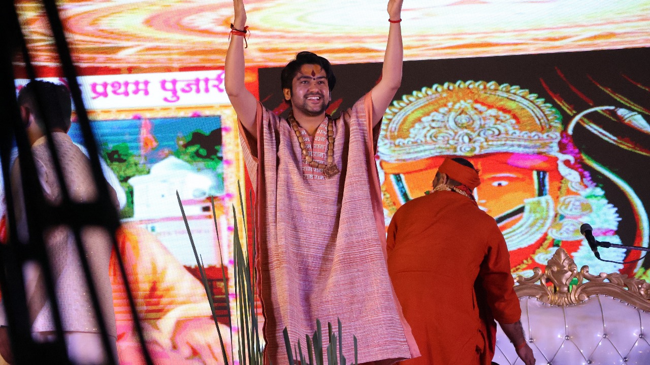 घंटों इंतजार करने के बाद बागेश्वर सरकार के सामने रखी लोगों ने समस्याएं