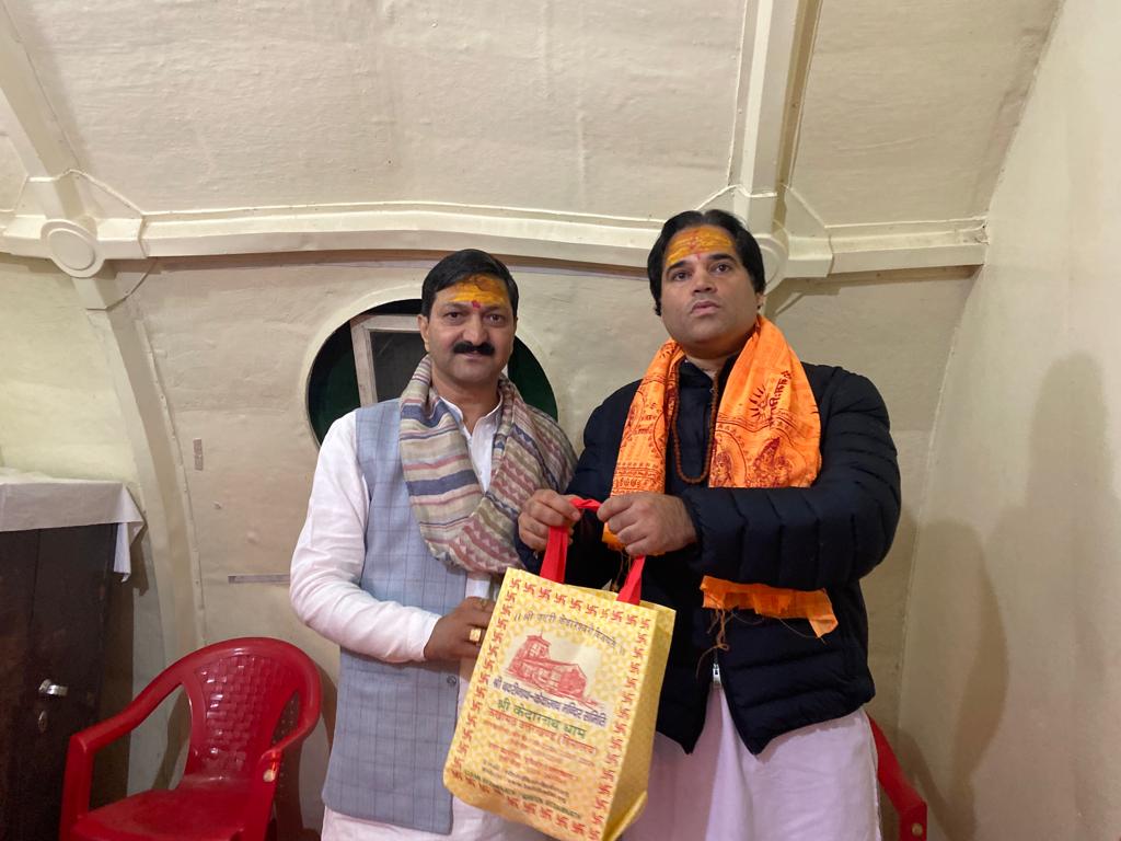 भगवान बदरीनाथ- केदारनाथ के दर्शन को सपरिवार पहुंचे भाजपा सांसद वरुण गांधी