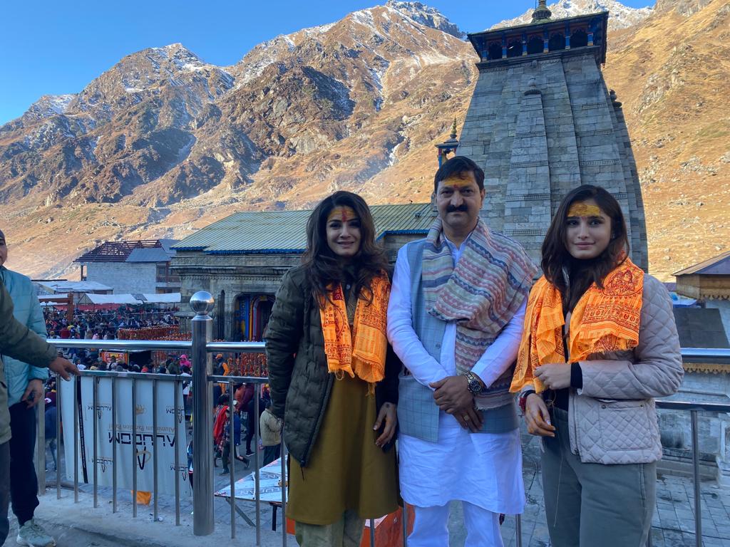 श्री बदरीनाथ- केदारनाथ धाम दर्शन को पहुंची प्रसिद्ध फिल्म अभिनेत्री रवीना टंडन