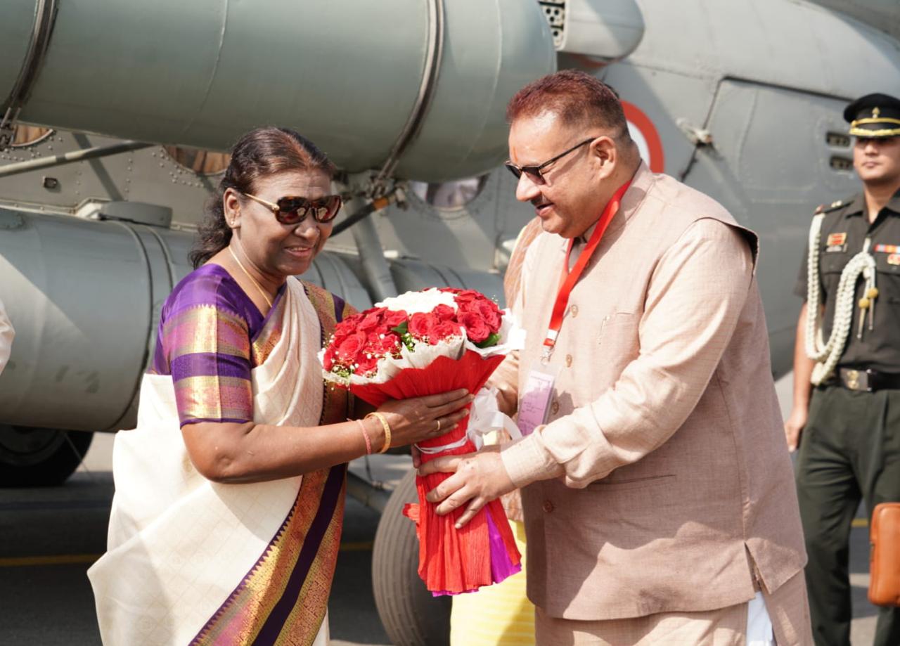  राष्ट्रपति द्रौपदी मुर्मू का देवभूमि उत्तराखंड आगमन पर स्वागत करते कैबिनेट मंत्री गणेश जोशी