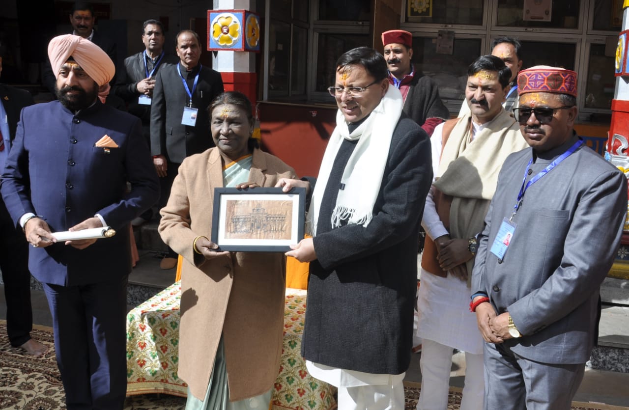श्री बदरीनाथ धाम दर्शन को पहुंची महामहिम राष्ट्रपति द्रोपदी मुर्मू