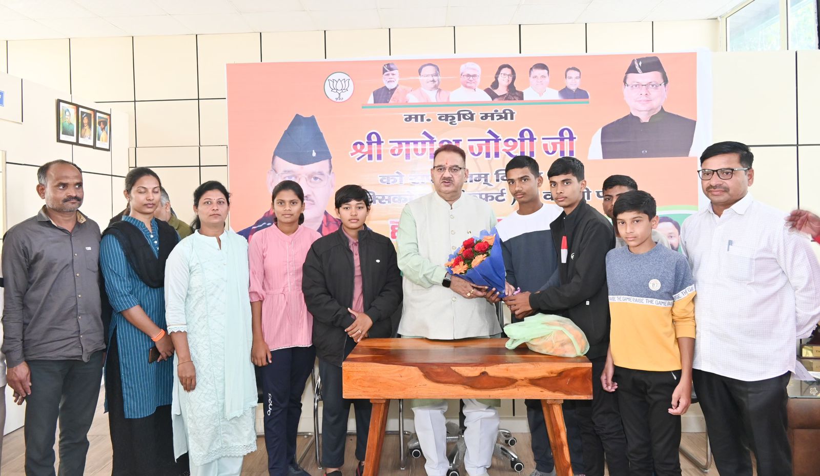 महाराष्ट्र से आये तीरंदाजी के खिलाड़ियो से मुलाक़ात करते कृषि मंत्री गणेश जोशी