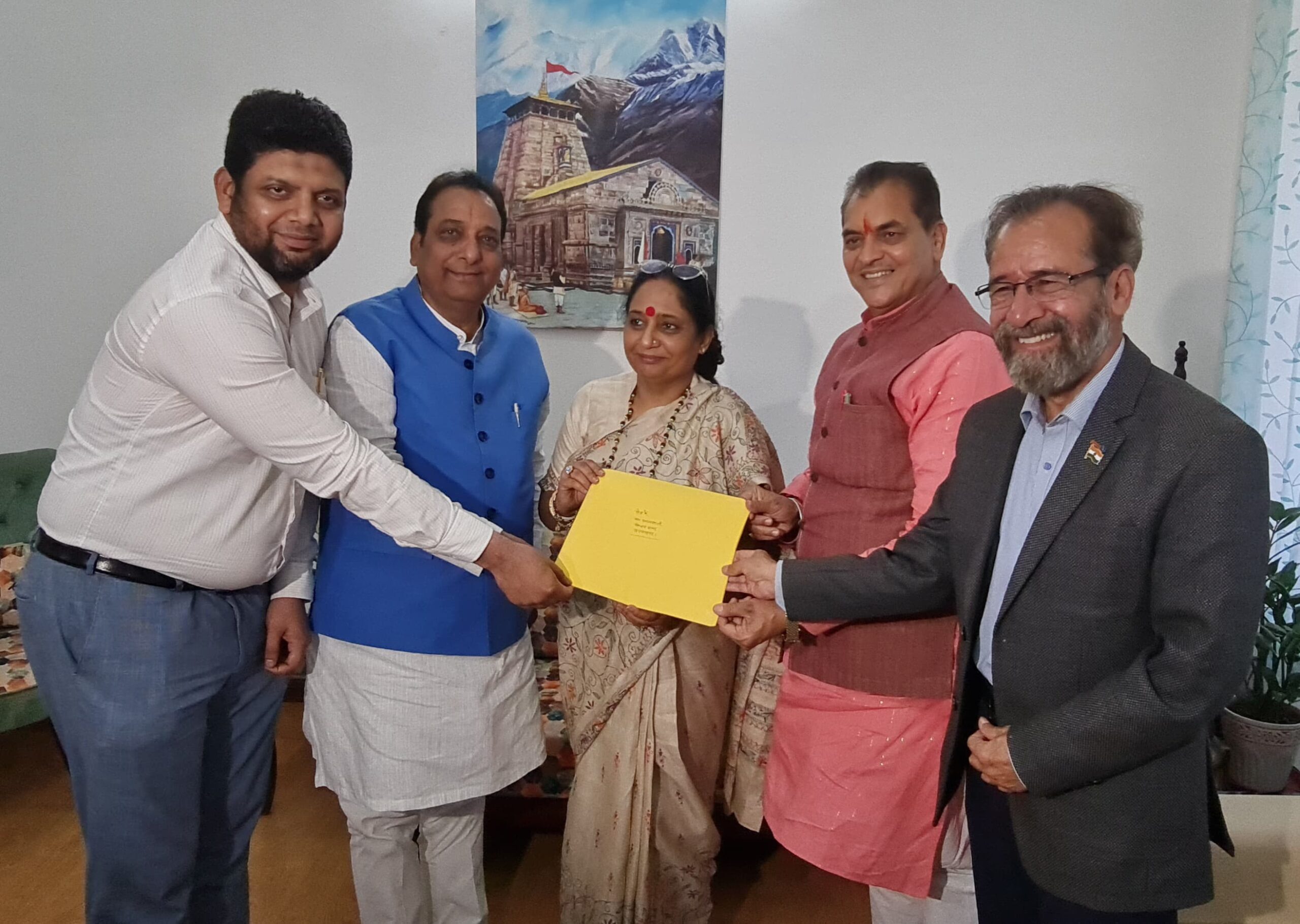 संसदीय कार्य मंत्री डॉ प्रेमचंद अग्रवाल अन्य सभापति के साथ स्पीकर ऋतु भूषण खण्डूरी को प्रवर समिति की रिपोर्ट सौप दी