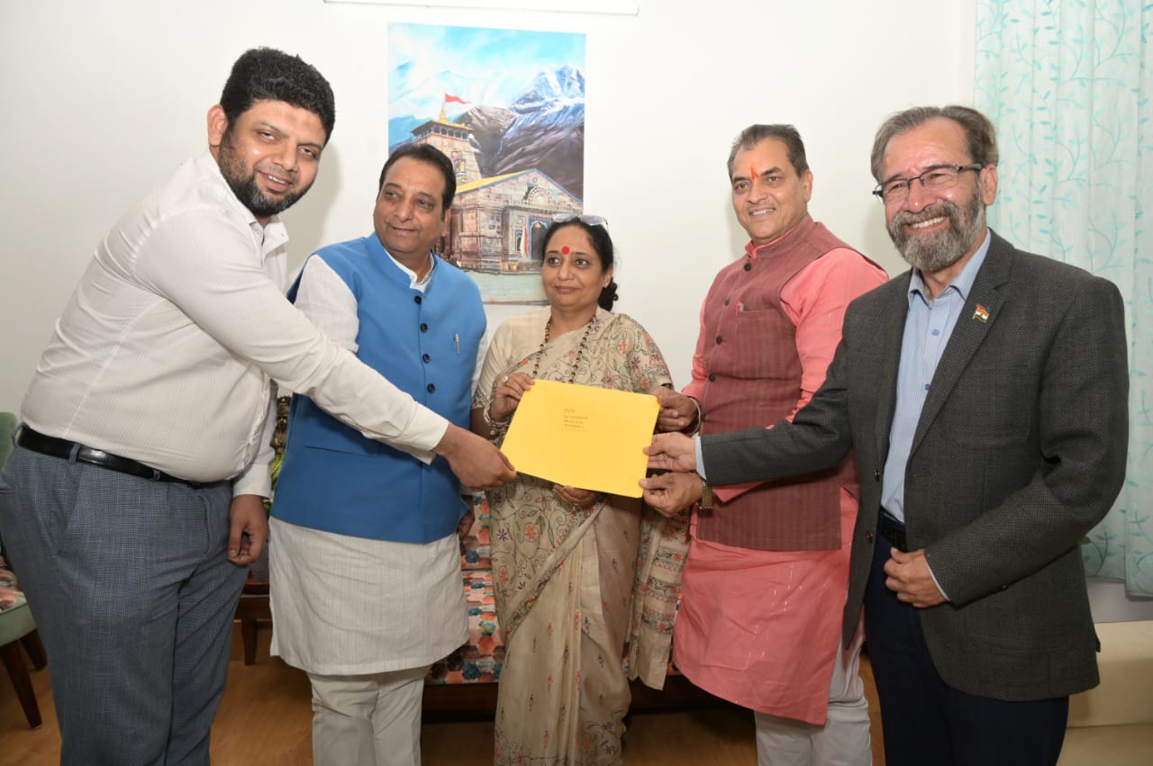 कैबिनेट मंत्री डॉ प्रेमचंद अग्रवाल ने उत्तराखंड राज्य का स्थापना दिवस शहीदों की याद में दीप जलाकर मनाया