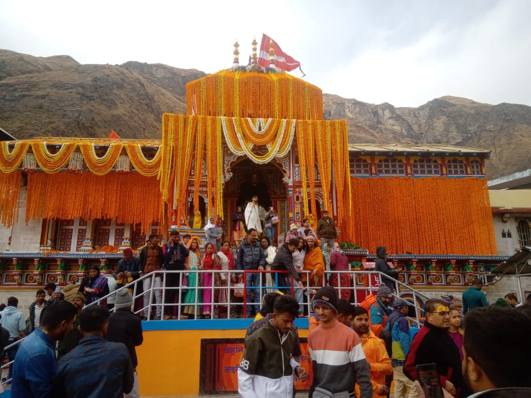 दीपावली के शुभ अवसर हेतु बदरीनाथ- केदारनाथ मंदिर फूलों से सजा