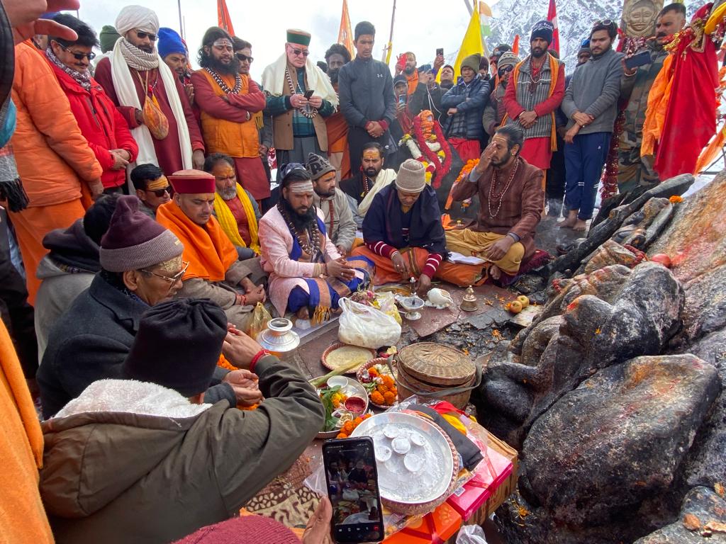 बर्फवारी के बीच भकुंट भैरवनाथ के कपाट आज  शीतकाल हेतु बंद हुए