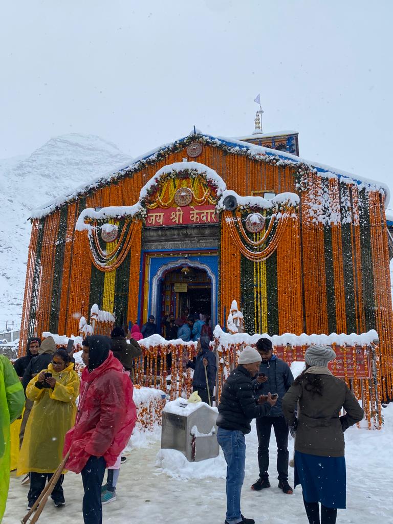 बर्फवारी के बीच भकुंट भैरवनाथ जी के कपाट आज शीतकाल हेतु बंद हुए