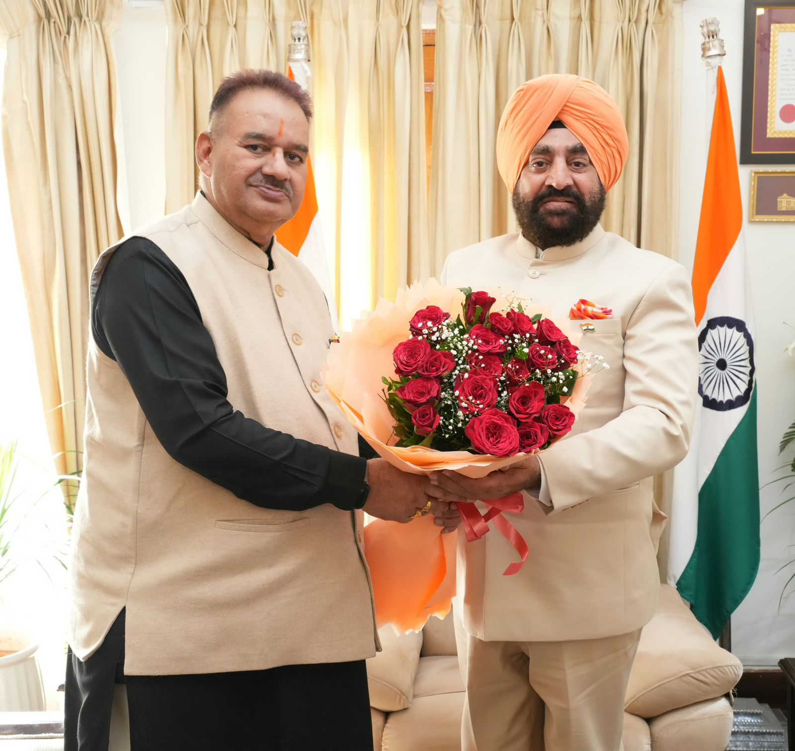 राज्यपाल ले० जनरल गुरमीत सिंह को दीपावली पर्व की बधाई देते कृषि मंत्री गणेश जोशी