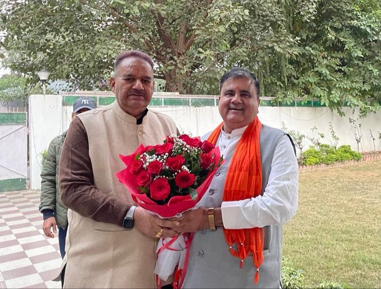 बीजेपी प्रदेश अध्यक्ष महेन्द्र भट्ट को दीपावली पर्व की बधाई देते कृषि मंत्री गणेश जोशी