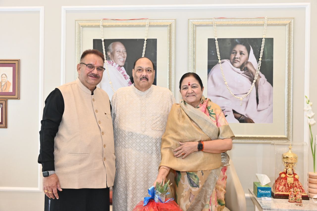  प्रकाश पर्व दीपावली के अवसर पर माता मंगला और भोले महाराज से मुकाक़ात करते कैबिनेट मंत्री गणेश जोशी