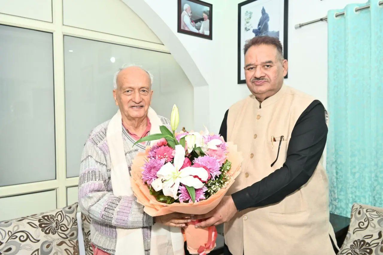 पूर्व राज्यपाल और पूर्व मुख्यमंत्री भगत सिंह कोश्यारी को पुष्पगुच्छ भेट कर दीवाली की शुभकामनाएं देते कैबिनेट मंत्री गणेश जोशी