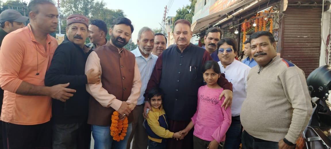 हाथीबड़कला में व्यापारियो से दीपावली पर मुलाक़ात करते कैबिनेट मंत्री गणेश जोशी