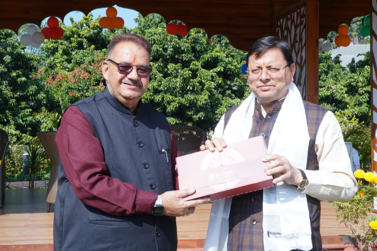 मुख्यमंत्री पुष्कर सिंह धामी को दीपावली पर्व की बधाई देते कृषि मंत्री गणेश जोशी