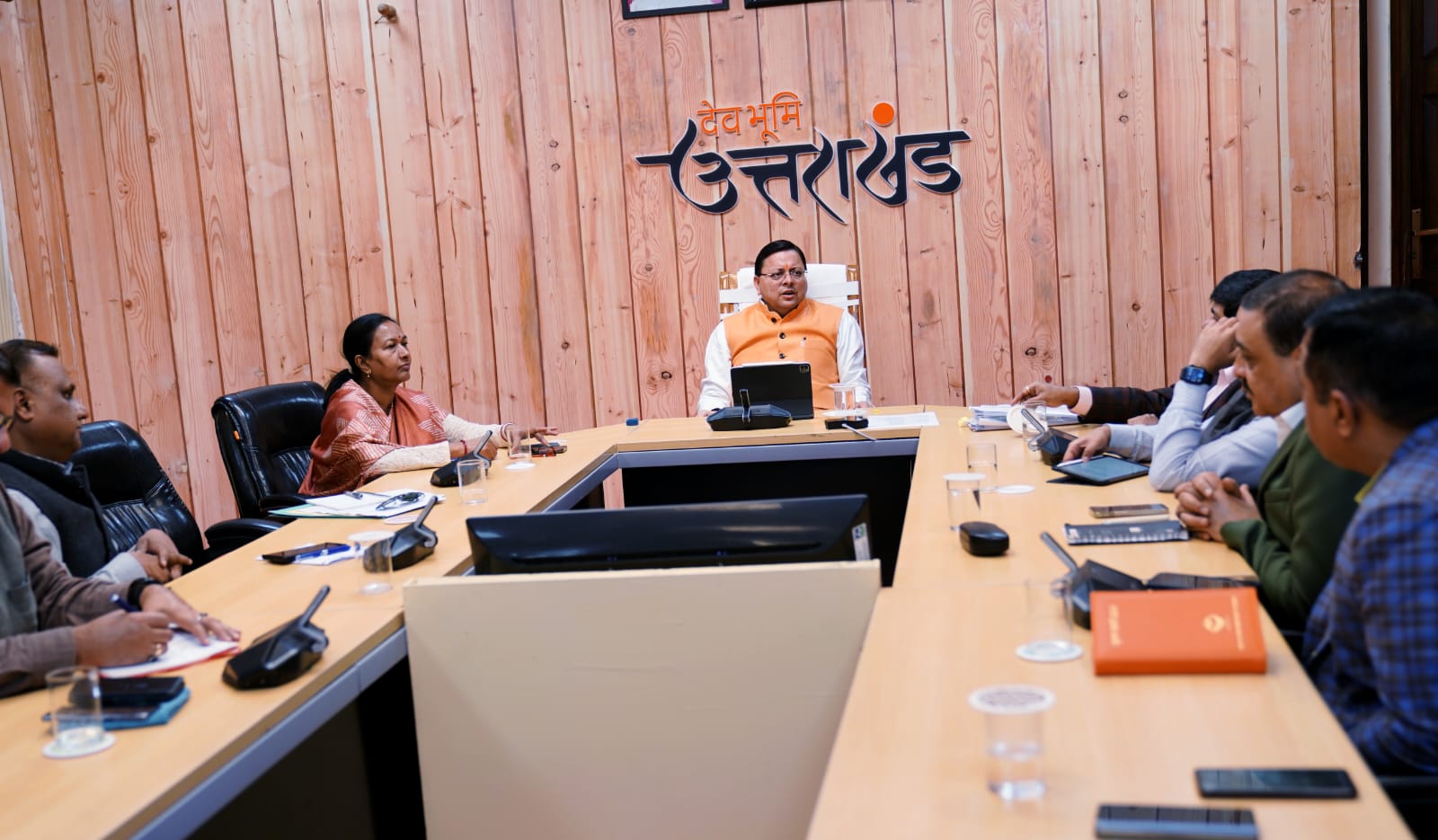 सिलक्यारा के पास टनल में फंसे श्रमिकों के बारे में वरिष्ठ अधिकारियों से जानकारी लेते मुख्यमंत्री पुष्कर सिंह धामी
