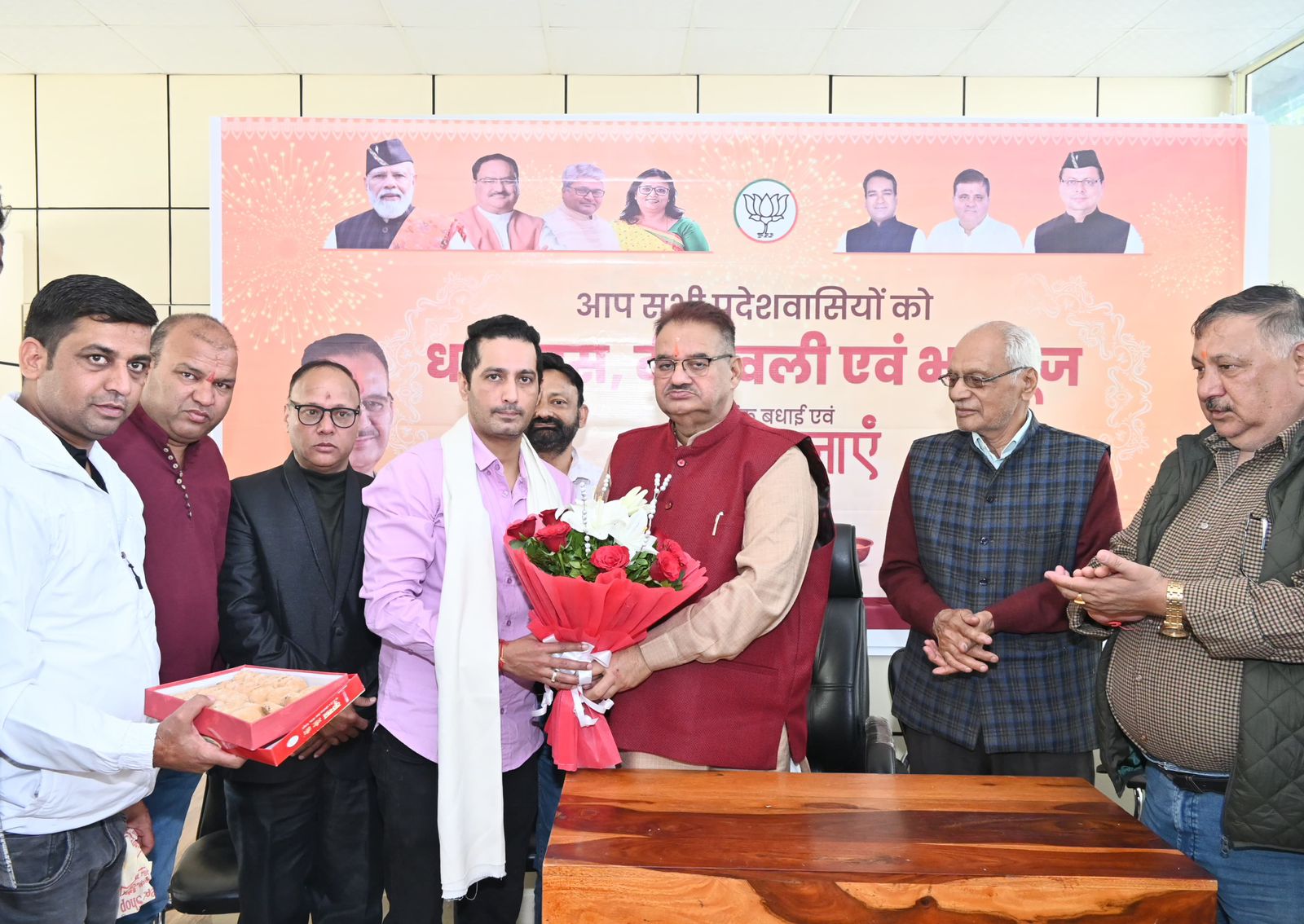 भाजपा खेलकूद प्रकोष्ठ के प्रदेश संयोजक बनने पर अमोल डोभाल को मिठाई खिलाते कृषि मंत्री गणेश जोशी