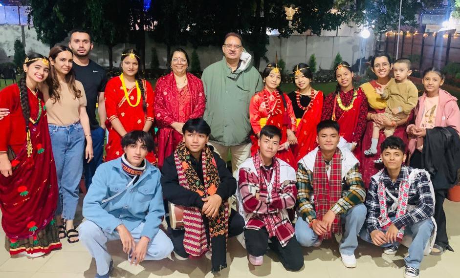 कैबिनेट मंत्री गणेश जोशी के आवास पर भाईलो उत्सव का आयोजन करते गोरखाली समाज के रंगकर्मी