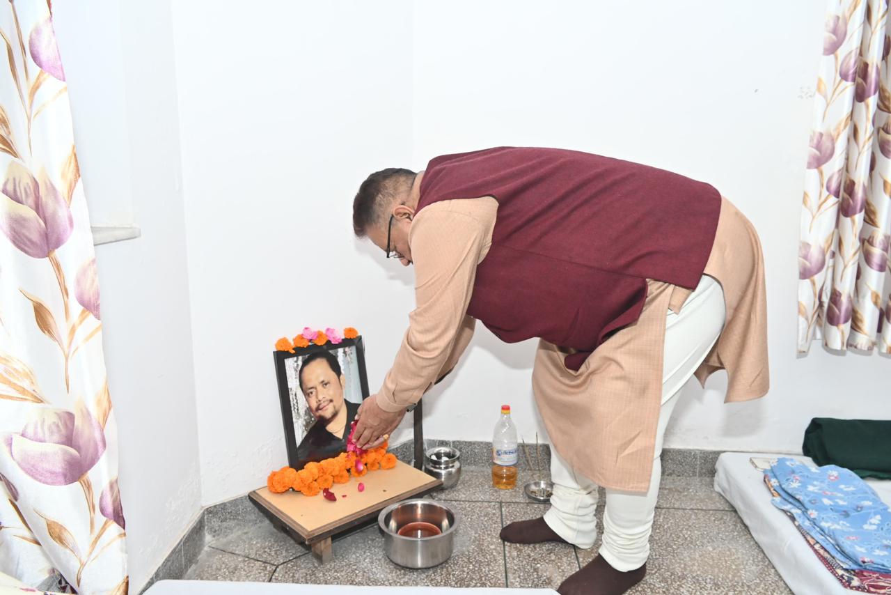 गुवाहाटी में वायुसेना बेस पर तैनात डीएससी सिपाही कंवल गुरुंग के आकस्मिक निधन पर पुष्पांजलि अर्पित करते सैनिक कल्याण मंत्री गणेश जोशी