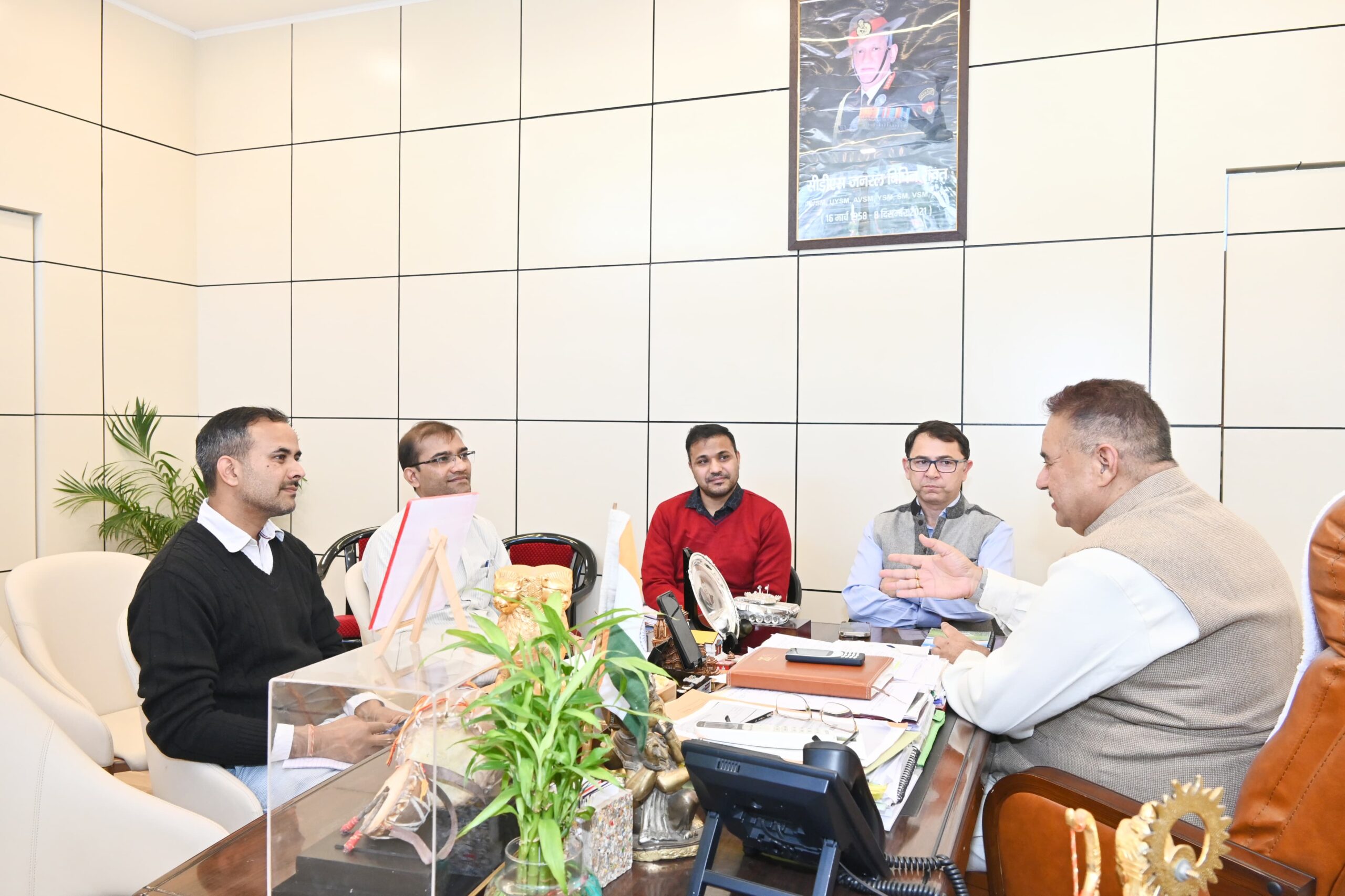 मंत्री गणेश जोशी ने कैंप कार्यालय में उद्यान विभाग के अधिकारियों के साथ की विभागीय समीक्षा