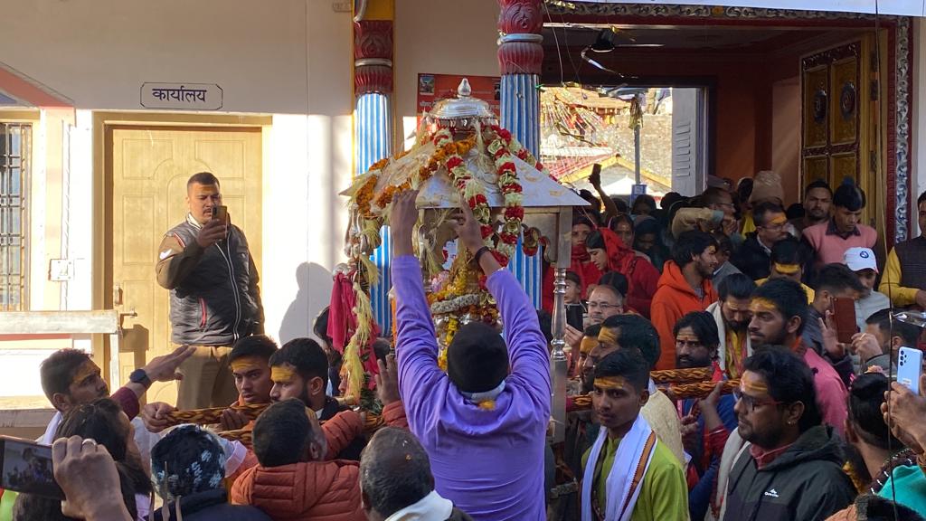 भगवान केदारनाथ की पंचमुखी विग्रह देवडोली शीतकालीन गद्दी स्थल श्री ओंकारेश्वर मंदिर ऊखीमठ पहुंची