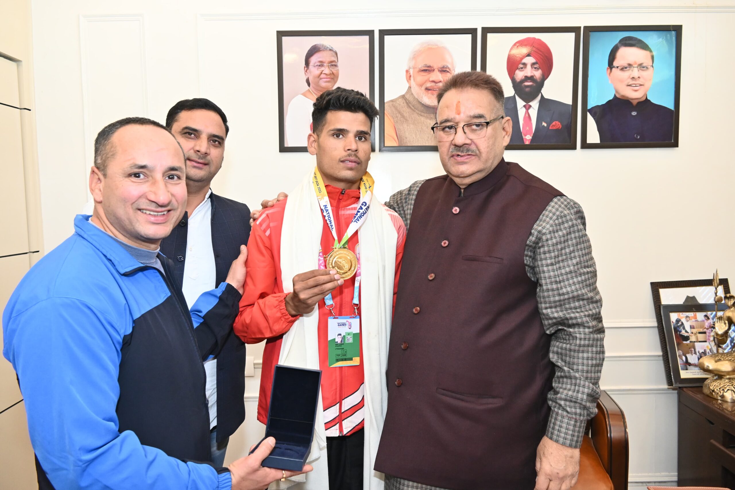 गोवा में 37वें राष्ट्रीय खेलों में 10 किलोमीटर की रेस में स्वर्ण पदक जीतने वाले एथलीट अंकित कुमार सम्मानित करते मंत्री गणेश जोशी