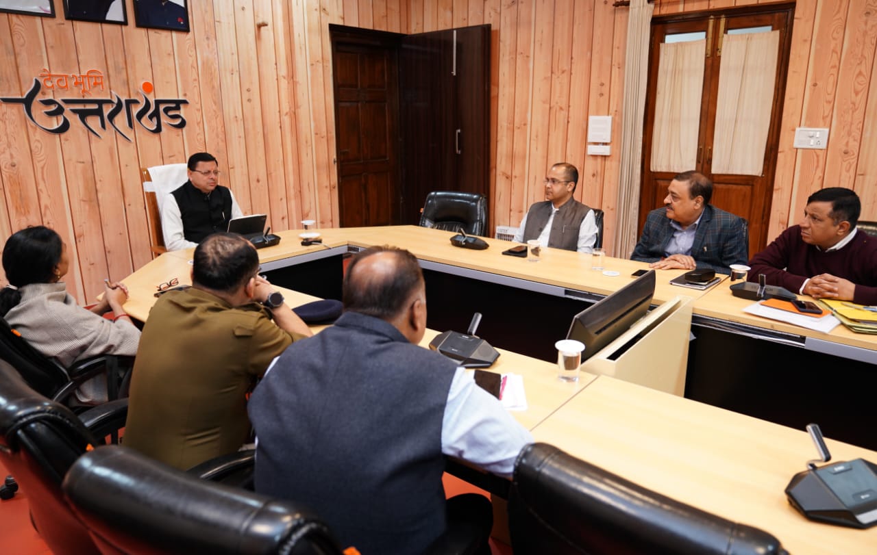 मुख्यमंत्री पुष्कर सिंह धामी ने सिल्क्यारा में टनल में फंसे श्रमिकों को सकुशल बाहर निकालने के लिए चलाए जा रहे बचाव कार्यों की समीक्षा की