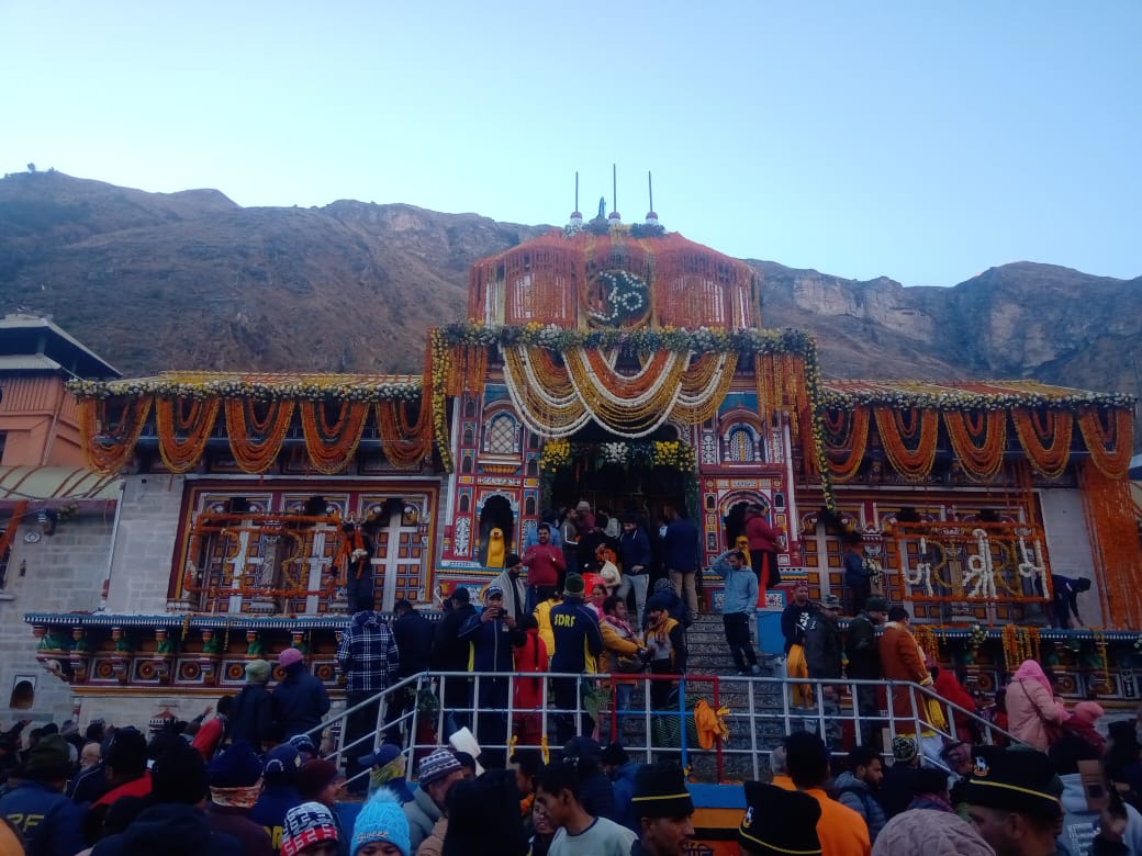 गढ़वाल स्कॉट के बैंड की भक्तिमय धुनों के बीच श्री बदरीनाथ धाम के कपाट शीतकाल हेतु विधि-विधान से बंद हुए