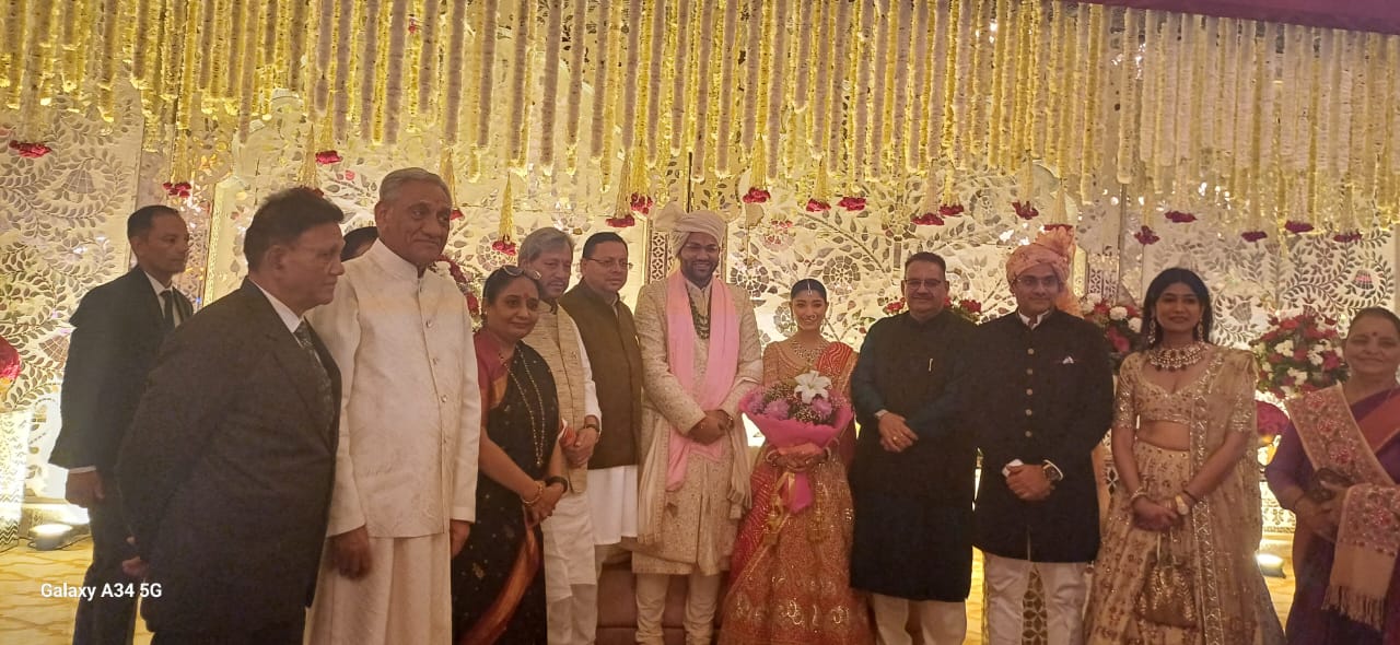 मंत्री गणेश जोशी ने नई दिल्ली में पूर्व मुख्यमंत्री विजय बहुगुणा के पौत्र के विवाह समारोह में सम्मिलित होकर नव दम्पति को दिया आशीर्वाद