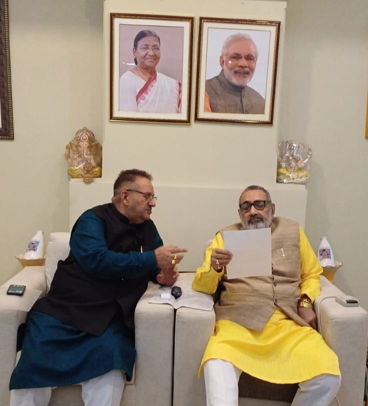 नई दिल्ली में सूबे के ग्राम्य विकास मंत्री गणेश जोशी ने केंद्रीय ग्रामीण विकास मंत्री गिरिराज सिंह से की भेंट