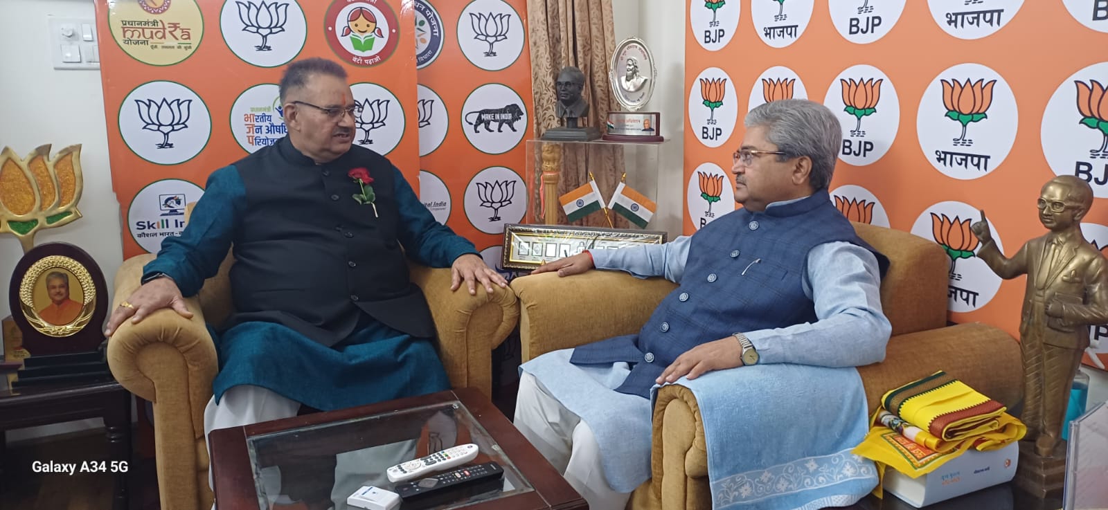 नई दिल्ली में बीजेपी उत्तराखण्ड प्रभारी दुष्यंत कुमार गौतम से शिष्टाचार भेंट करते मंत्री गणेश जोशी
