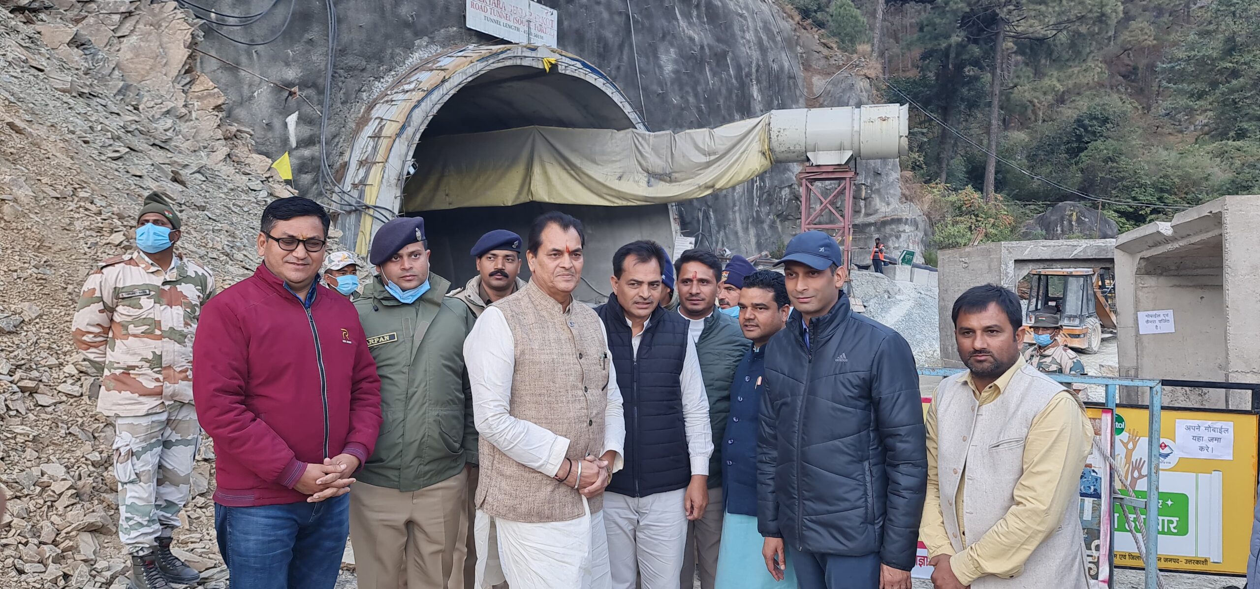 रेस्क्यू अभियान की जानकारी लेते प्रभारी मंत्री डॉ प्रेमचंद अग्रवाल