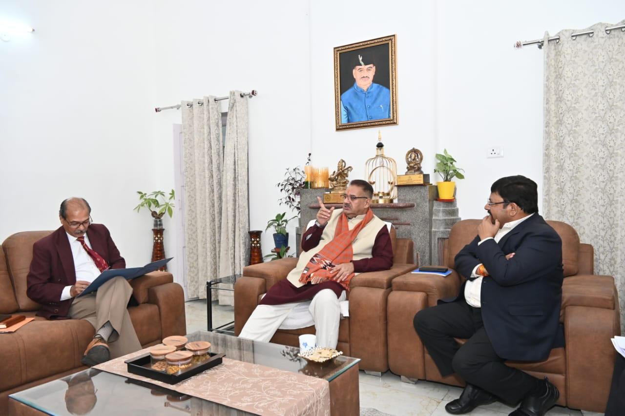 सैनिक कल्याण विभाग के अधिकारियों के साथ बैठक करते मंत्री गणेश जोशी