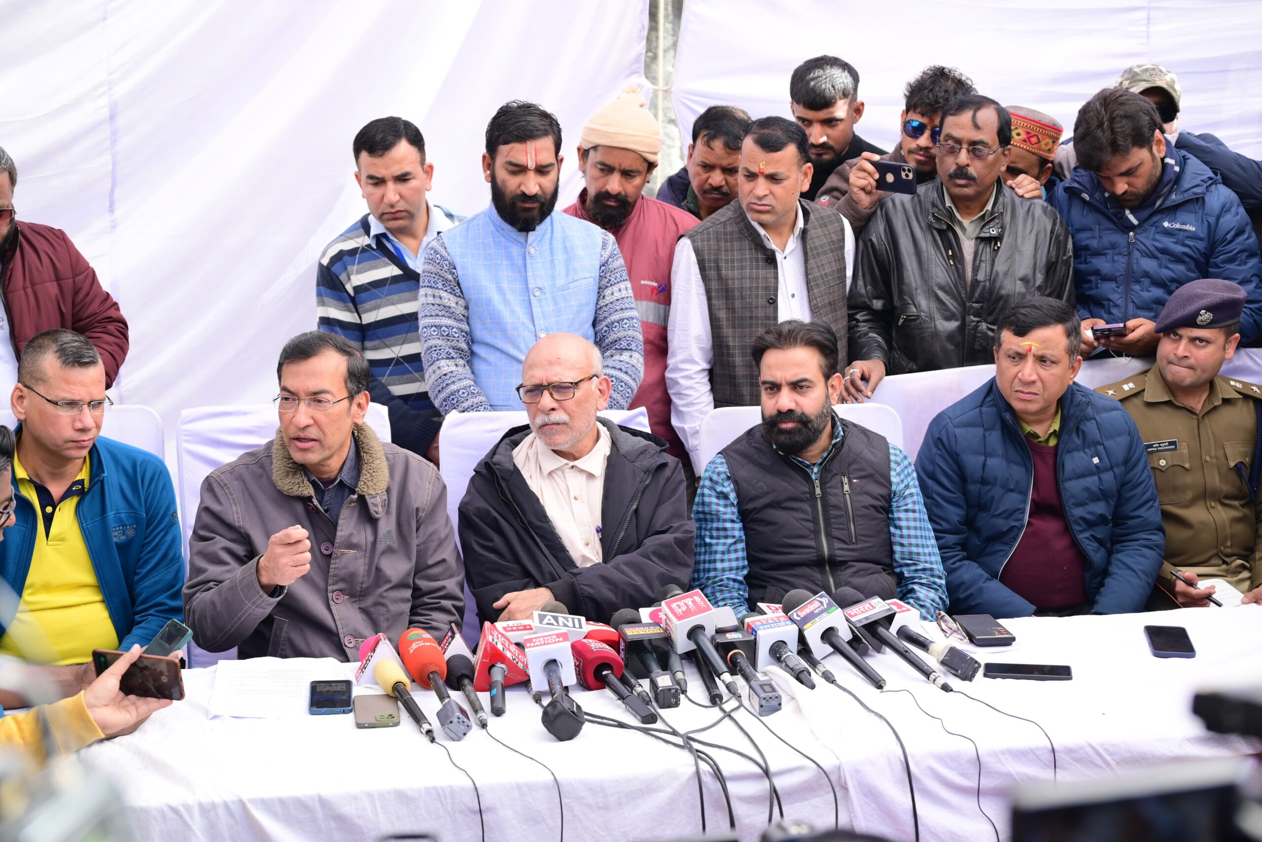 सिलक्यारा टनल रेस्क्यू ऑपरेशन के संबंध में बुधवार को अस्थाई मीडिया सेंटर, सिलक्यारा में प्रेस ब्रीफिंग की गई
