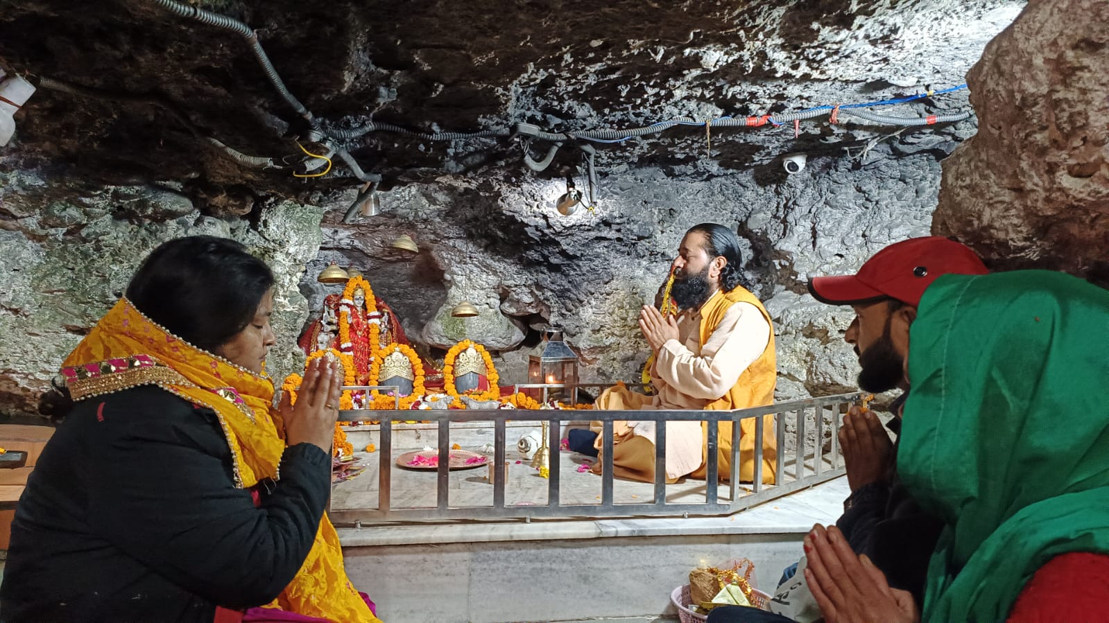उत्तरकाशी में फंसे मजदूरों के लिए माता वैष्णो देवी गुफा मंदिर टपकेश्वर महादेव में विशेष पूजा अर्चना
