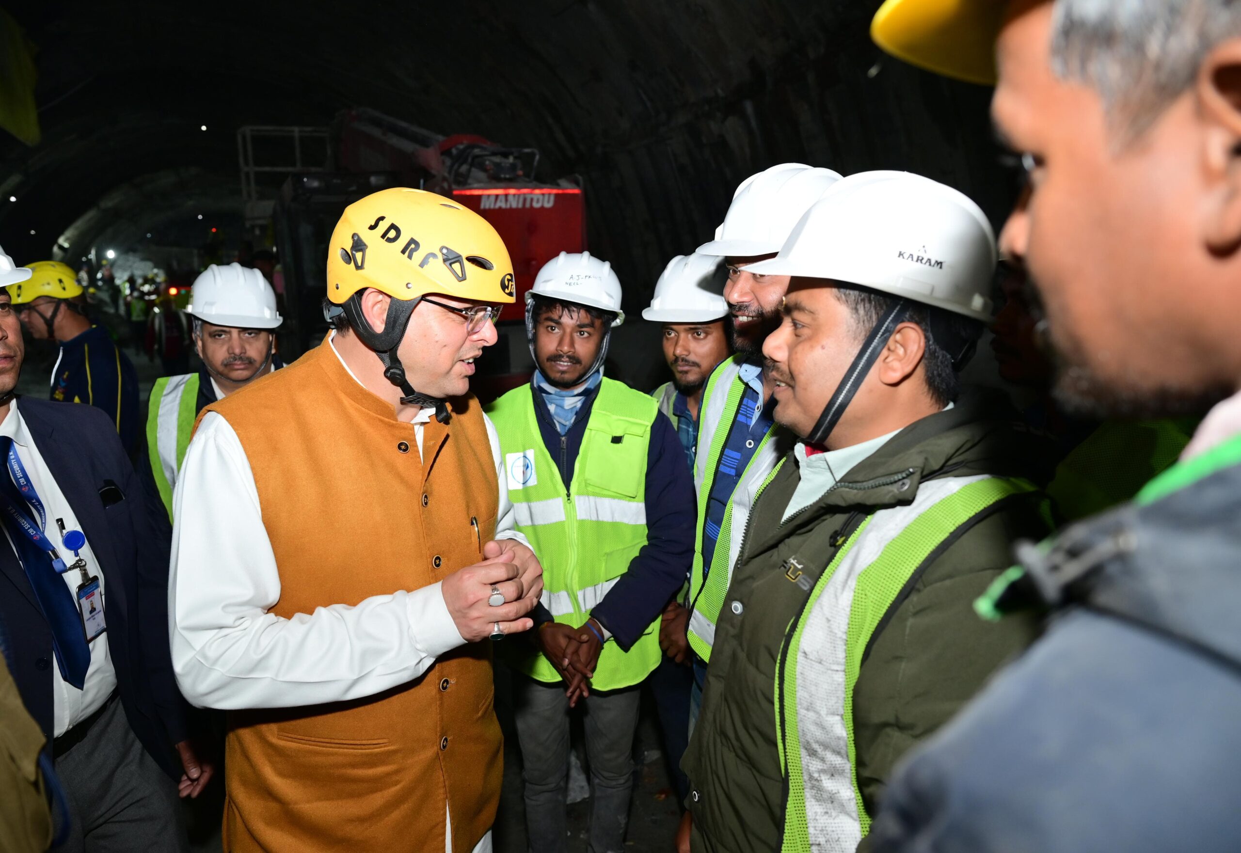 मुख्यमंत्री पुष्कर सिंह धामी एवं केंद्रीय राज्य मंत्री जनरल (रिटा.) वीके सिंह ने सिलक्यारा टनल रेस्क्यू ऑपरेशन का लिया जायज़ा