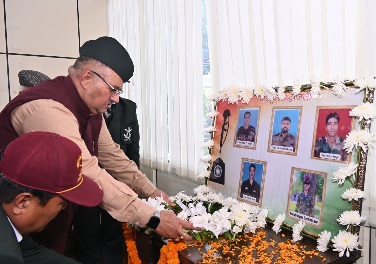 राजौरी सेक्टर में आतंकवादियों से हुई मुठभेड़ में शहीद हुए वीर जवानों को श्रद्धांजलि देते मंत्री गणेश जोशी