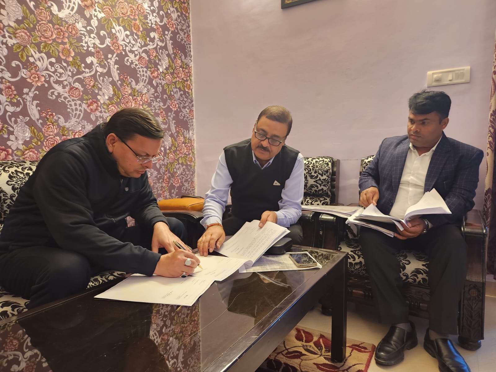 मुख्यमंत्री धामी ने सिलक्यारा में चल रहे बचाव एवं राहत कार्यो की समीक्षा की