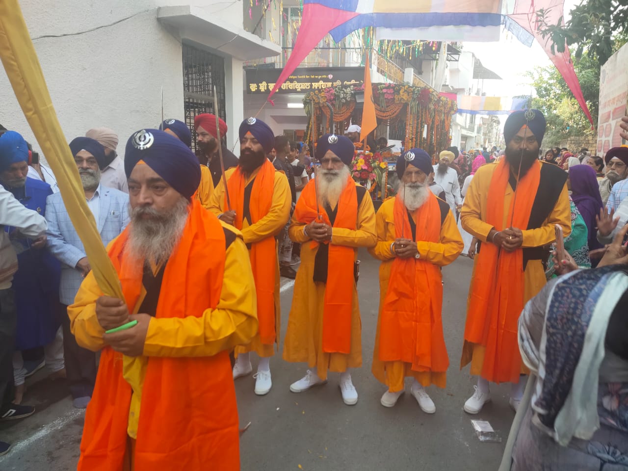 श्री गुरु नानक देव जी के प्रकाश पर्व के उपलक्ष्य में निकला भव्य नगर कीर्तन