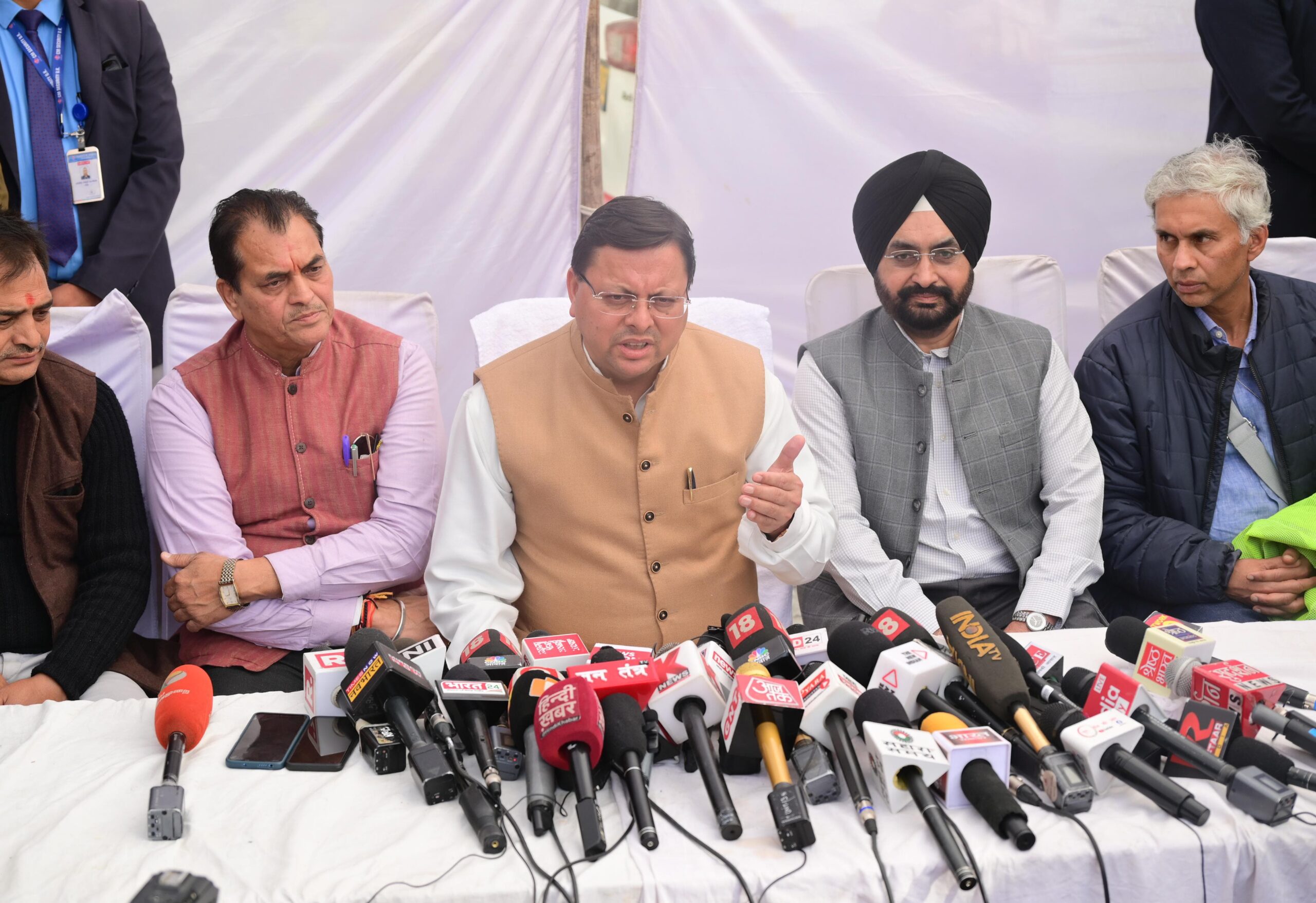 मुख्यमंत्री पुष्कर सिंह धामी ने सिलक्यारा टनल रेस्क्यू ऑपरेशन के संबंध में प्रेस ब्रीफिंग की