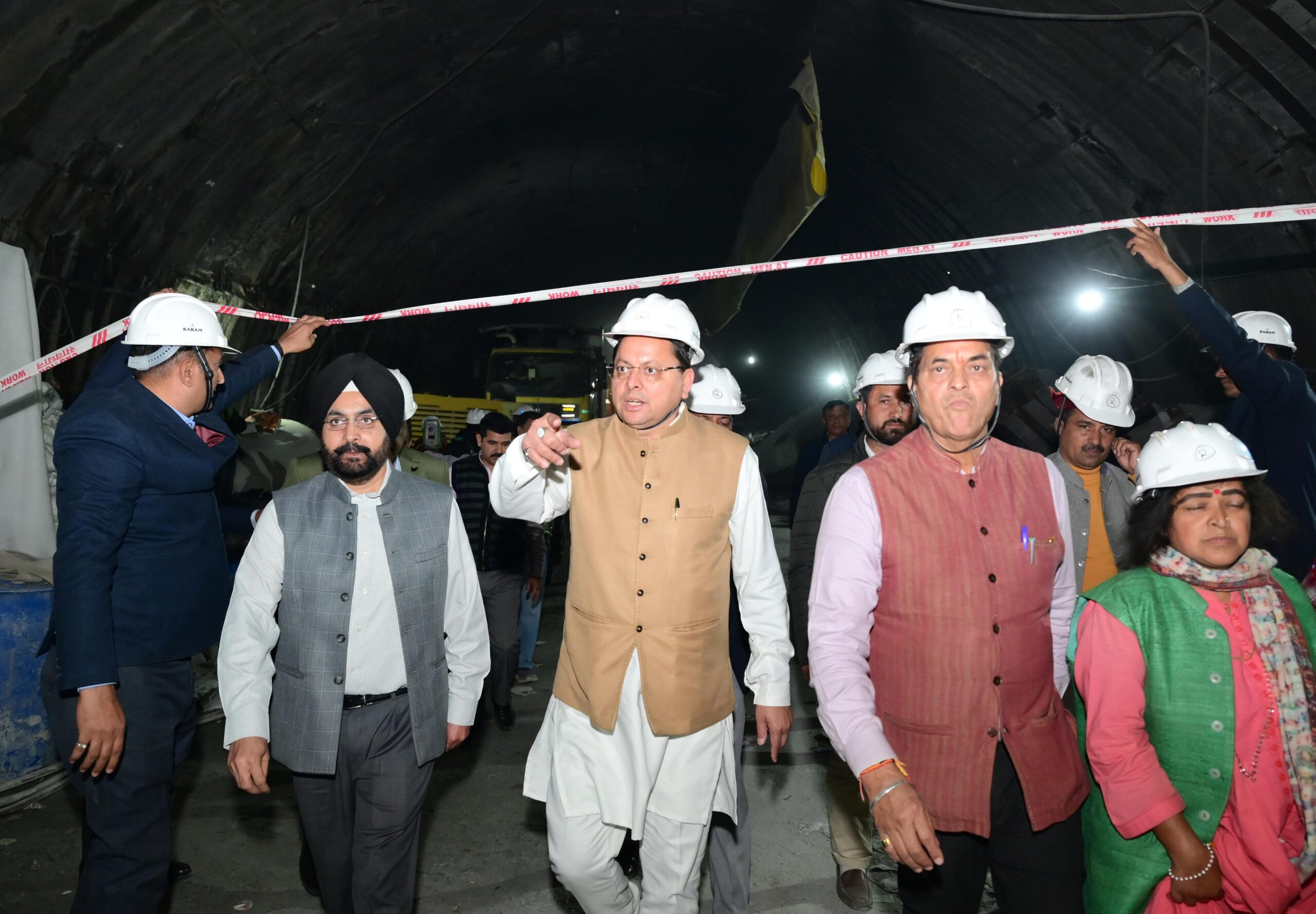 मुख्यमंत्री पुष्कर सिंह धामी ने शनिवार को सिलक्यारा, उत्तरकाशी में सिलक्यारा टनल रेस्क्यू ऑपरेशन का जायज़ा लिया