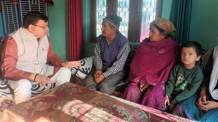 टनकपुर भ्रमण के दौरान सिल्क्यारा टनल में फंसे श्रमिक के परिजनों से मिले मुख्यमंत्री धामी